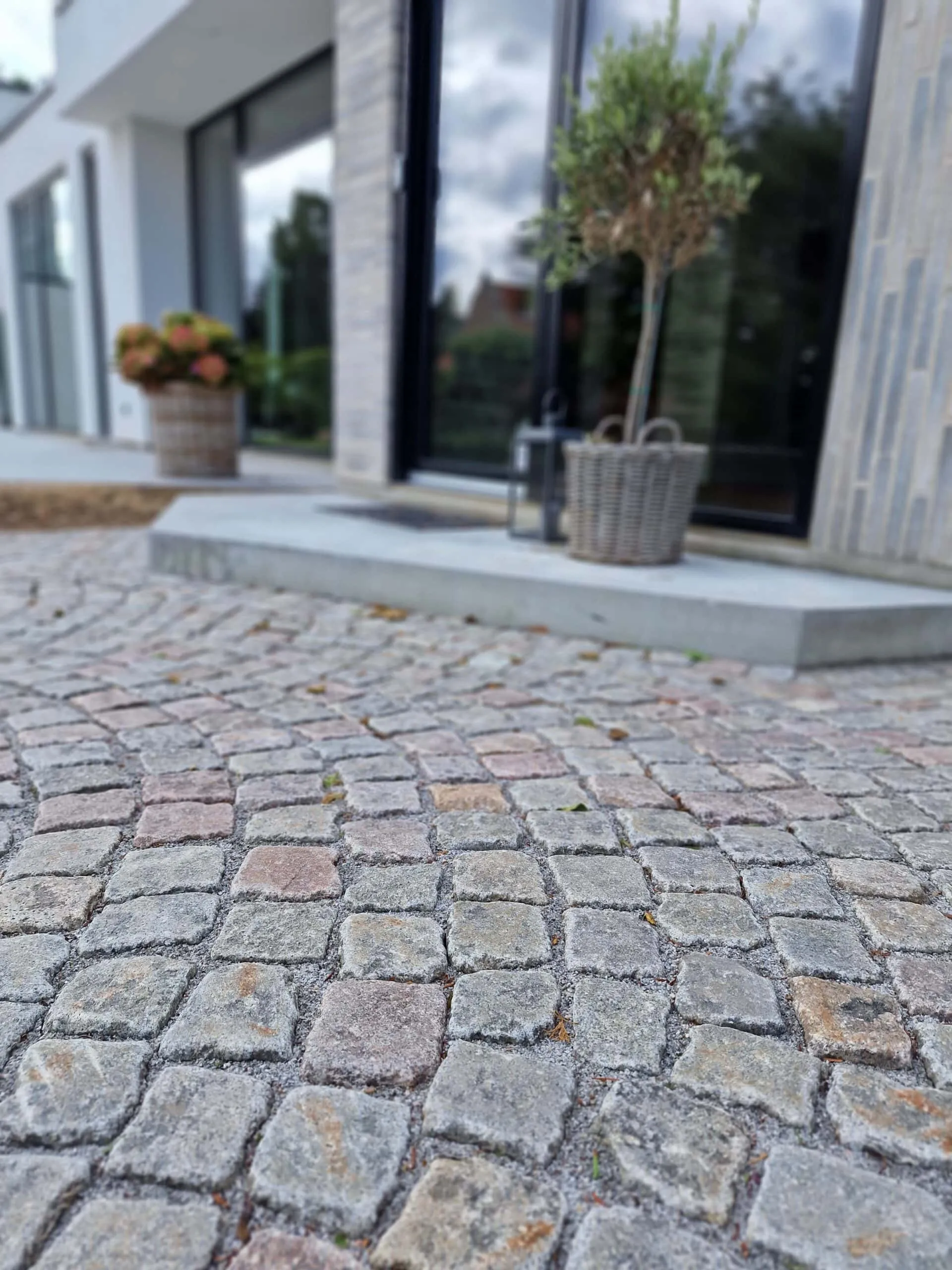 Chaussesten i vifteforbandt foran moderne indgangsparti