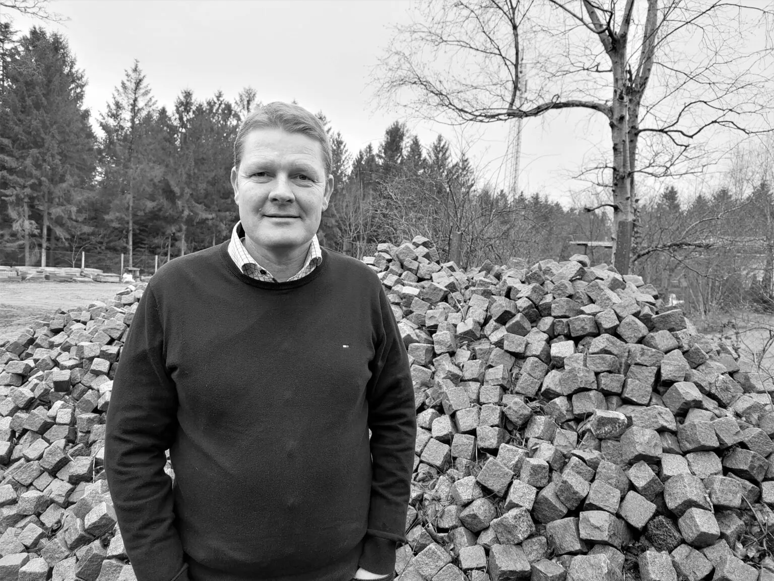 Heine Jensen foran bunker af genbrugte chaussesten